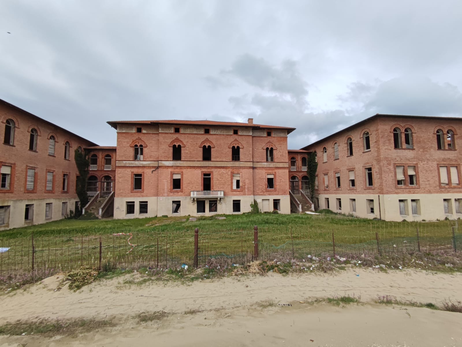 Fig. 1. L’ex colonia Bolognese, Miramare di Rimini, fronte spiaggia [foto Mirella D’Ascenzo, 2023].